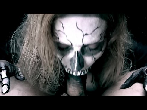 ❤️ Demona knabino suĉanta kokon per sia nigra buŝo kaj glutante kumon. ️ Porno ĉe ni ﹏