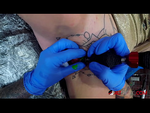 ❤️ Ekstreme tatuita varmulo Sully Savage ricevis tatuon sur sia klitoro ️ Porno ĉe ni ﹏