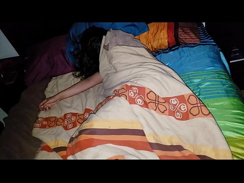 ❤️ Vicfilo kritikante sian junan duonpatrinon dum ŝi dormas. ️ Porno ĉe ni ﹏